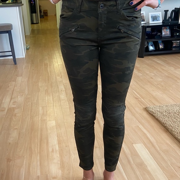 Zara Denim - camo jeans. zipper pocket and rouged knees